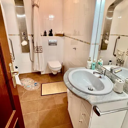 アパート 3br - Beachfront Balcony Haven *