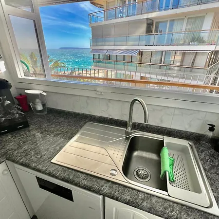Apartment 3br - Beachfront Balcony Haven